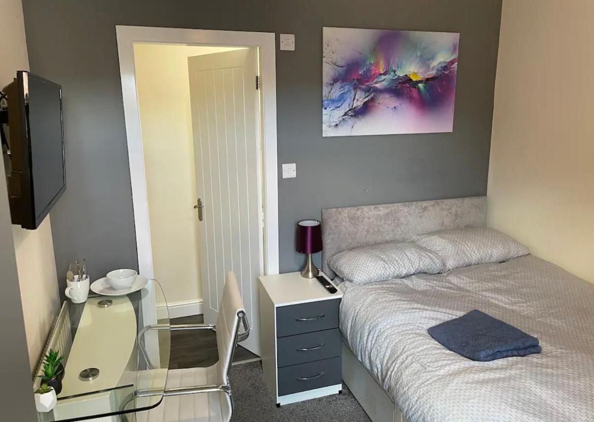 Ensuite Room, Hotel Standard. Close To Crewe Train Station Exterior photo