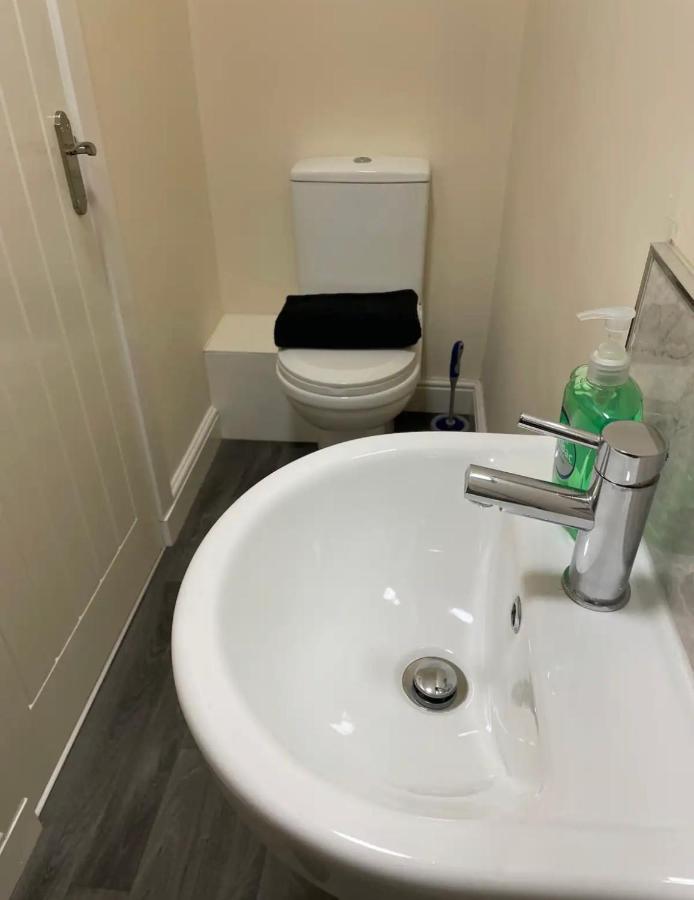 Ensuite Room, Hotel Standard. Close To Crewe Train Station Exterior photo